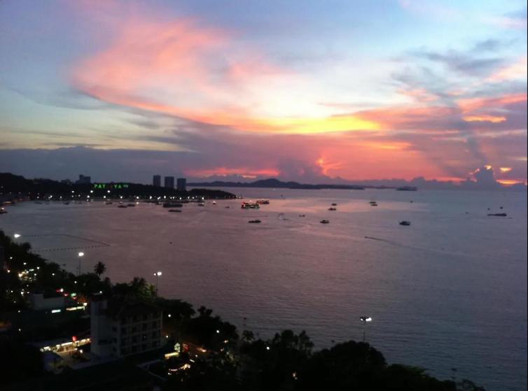 Central Pattaya - Sea View Large Balcony Condo With Infinity Pool Экстерьер фото